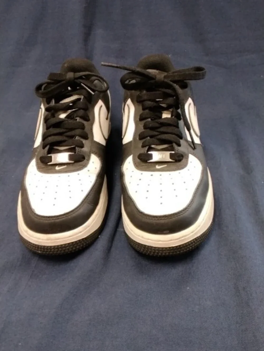 Nike Men’s Low-Top Black and White Sneakers 8.5